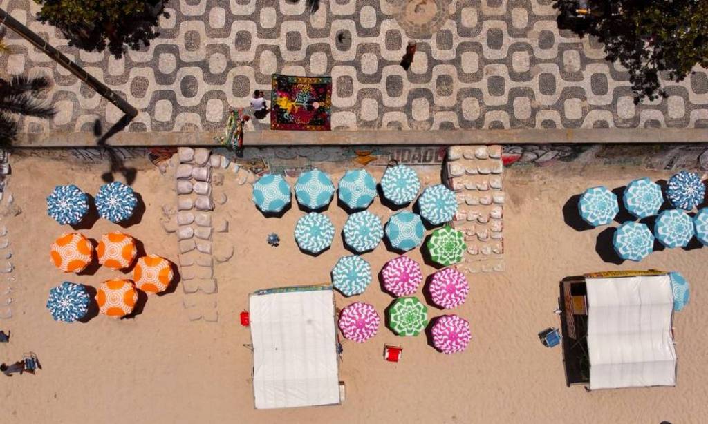 Roupa nova: praias do Rio ganham novas barracas após oito anos