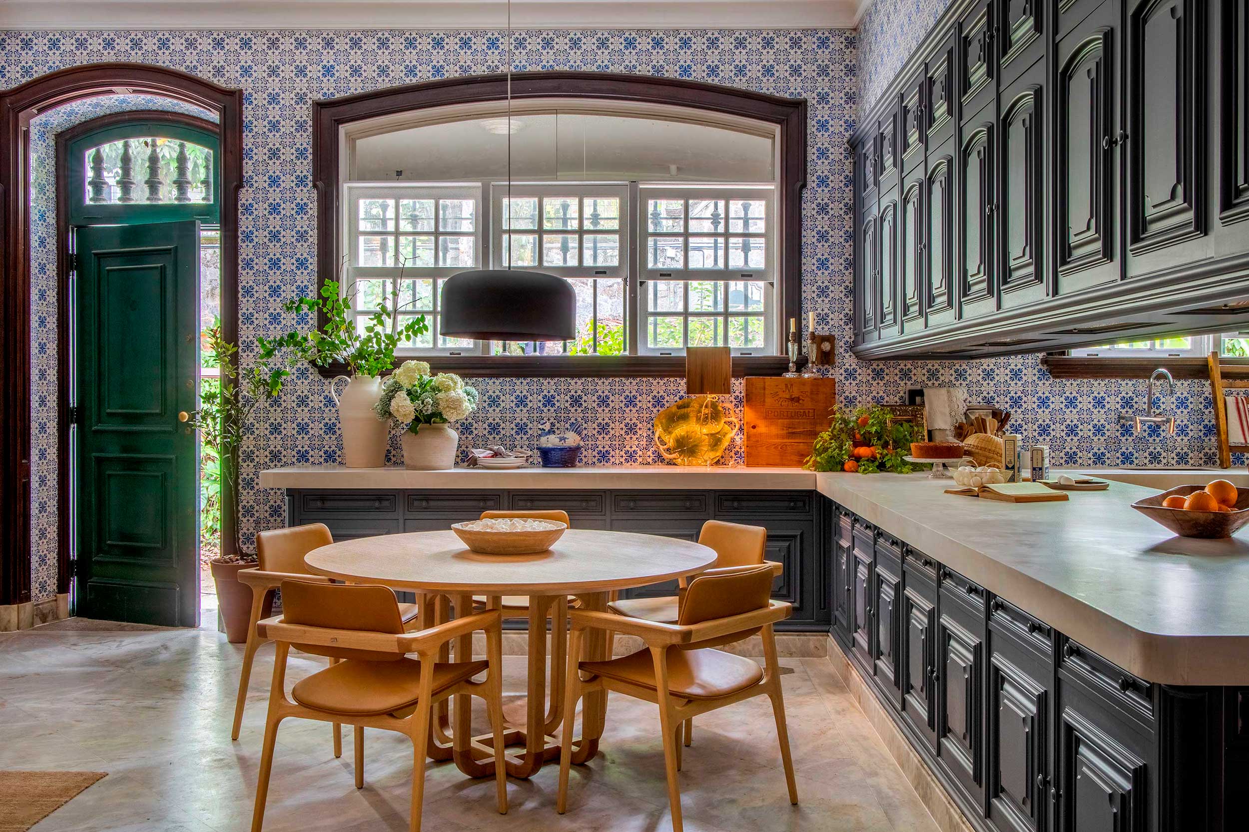 Anna Malta e Andr&eacute;a Duarte &ndash; Cozinha dos Amigos Leia mais em: https://casacor.abril.com.br/decoracao/cozinhas-coloridas-da-casacor/