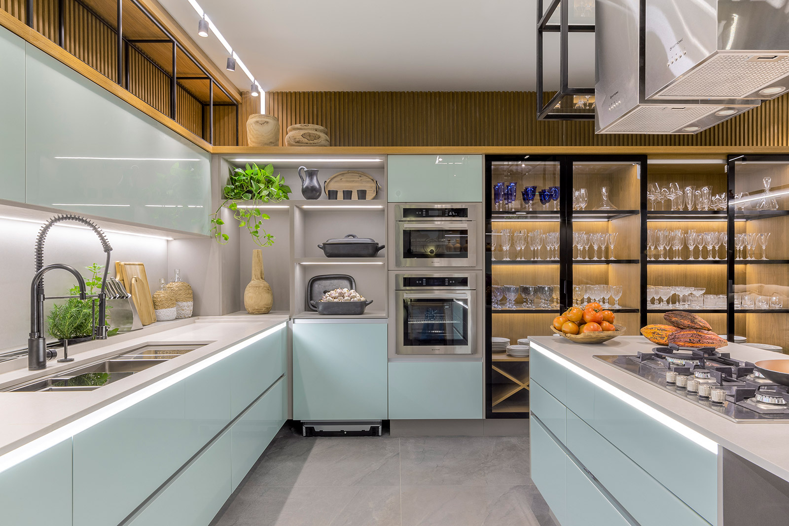 Cozinha 21, projeto de Rubiana Teixeira para a CASACOR Goi&aacute;s 2021.