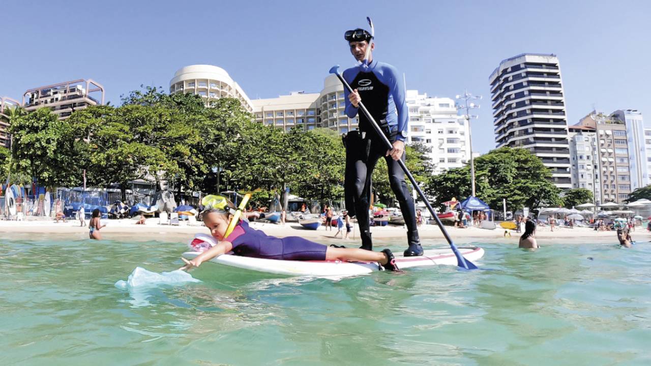 Dando o exemplo: a menina de 5 anos participa de mergulhos e mutirões de limpeza para recolher lixo nas praias do Rio -