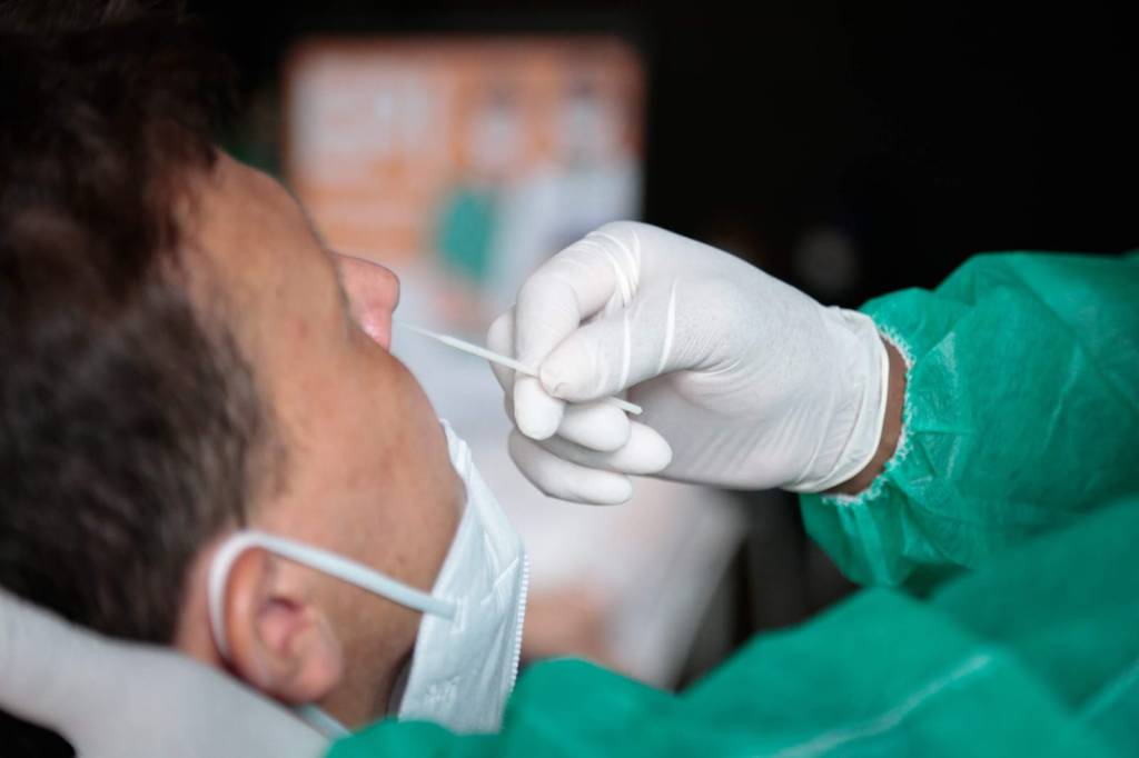 Taxa de positividade dos testes para Covid-19 passa de 21% no Rio