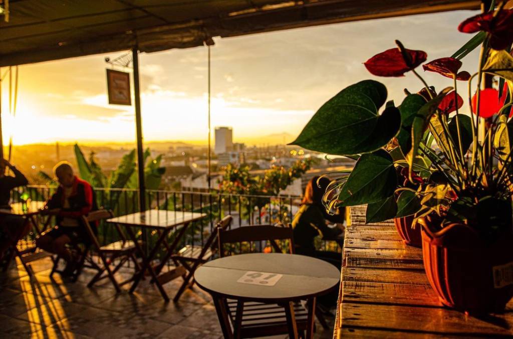 Bar do Omar reabre e avisa: “sem carteira de vacinação não entra”