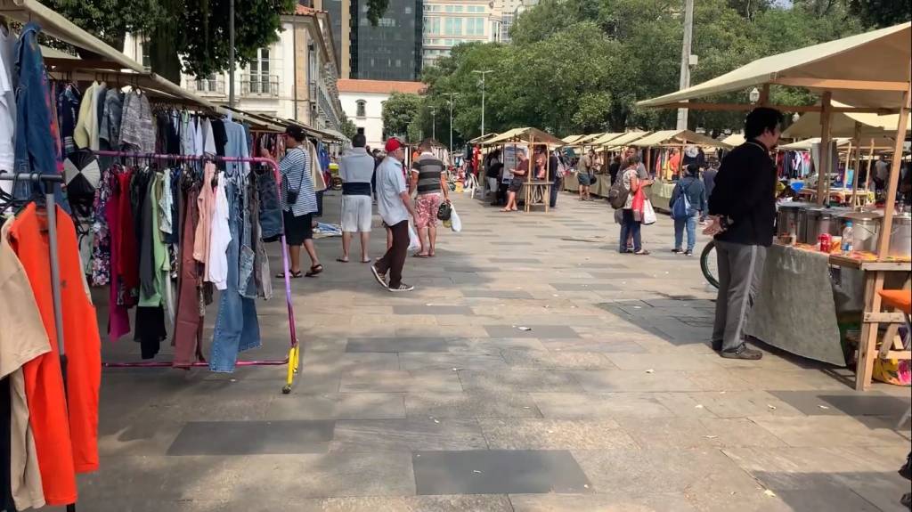 Minidocumentário faz um passeio pela Feira de Antiguidades da Praça XV