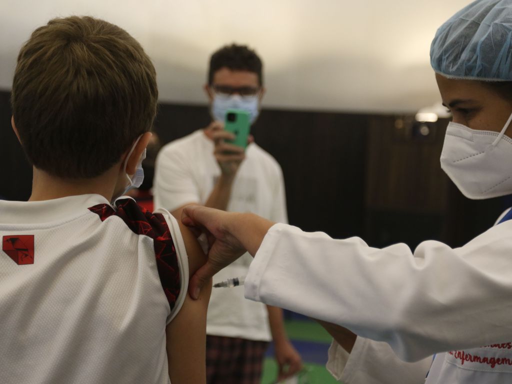 Intervalo da Pfizer para crianças é reduzido para três semanas