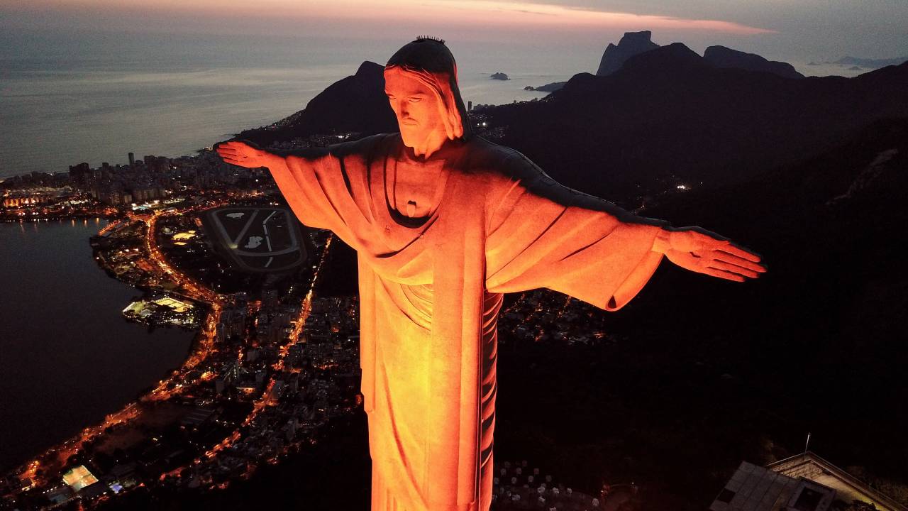 O Cristo Redentor iluminado com luz laranja