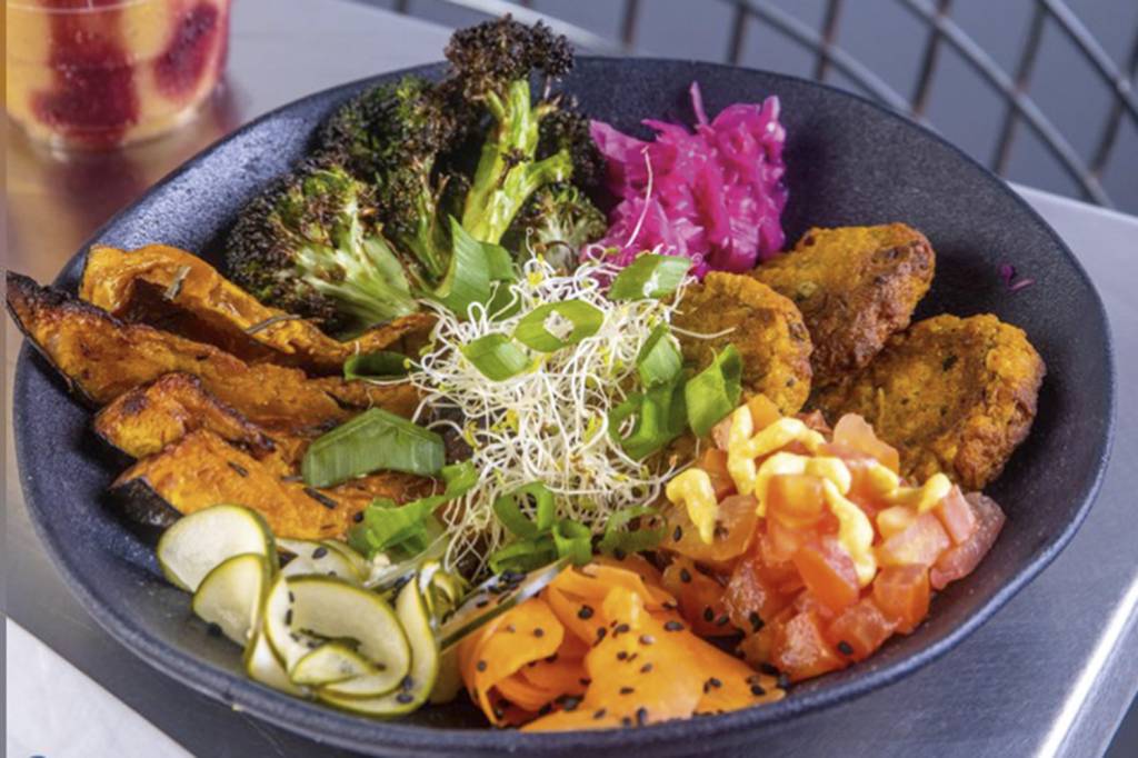 Endereço vegano premiado aposta em pratos para almoço e jantar