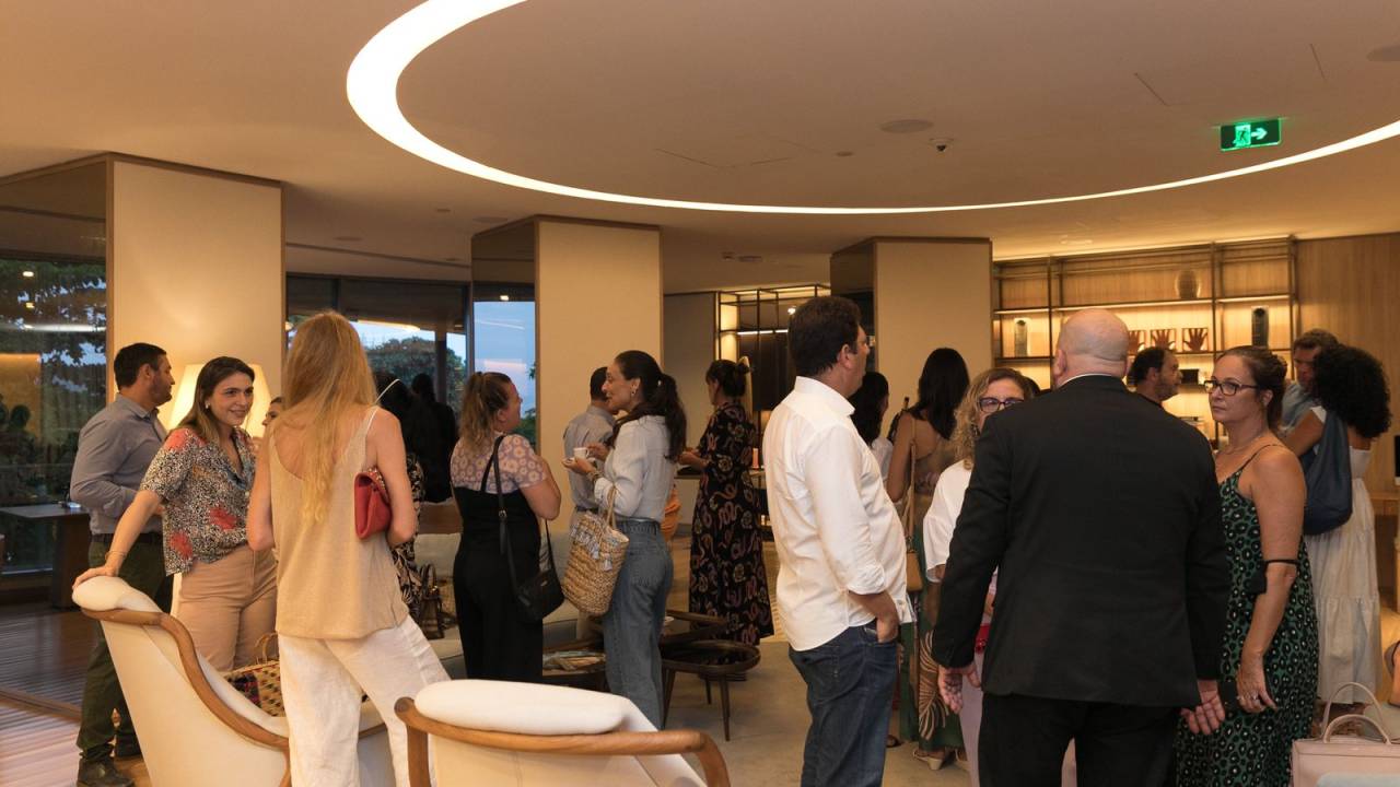 Fotomostra pessoas reunidas em evento