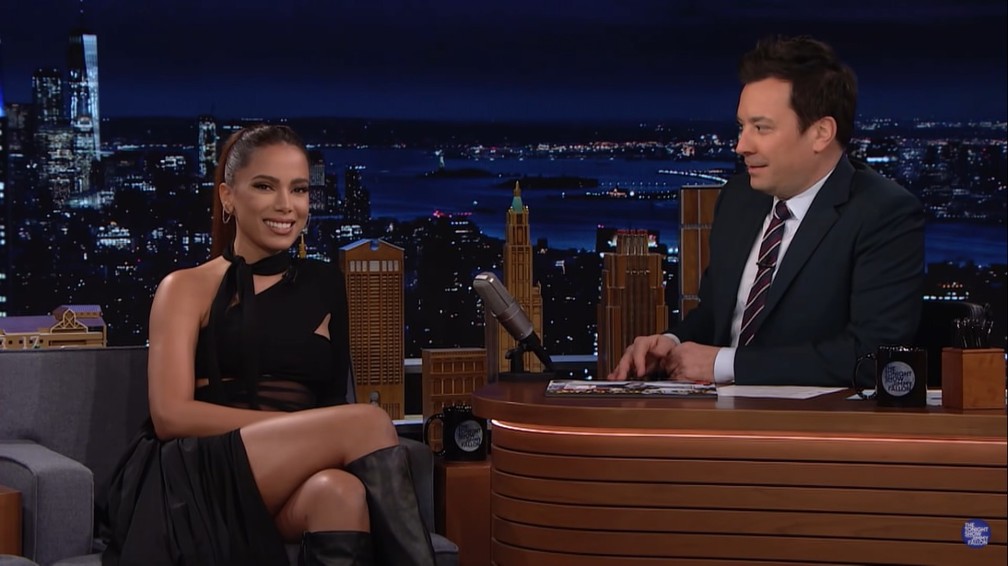 Anitta sendo Anitta: cantora diz a Jimmy Fallon que tem homens em várias partes do mundo