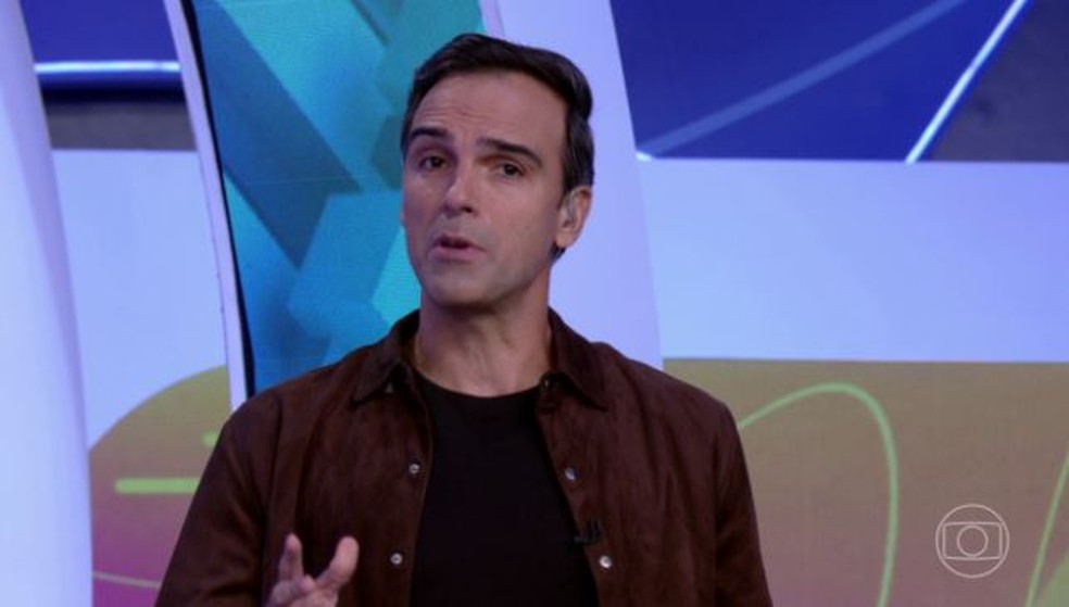 Foto mostra o apresentador Tadeu Schmidt discursando