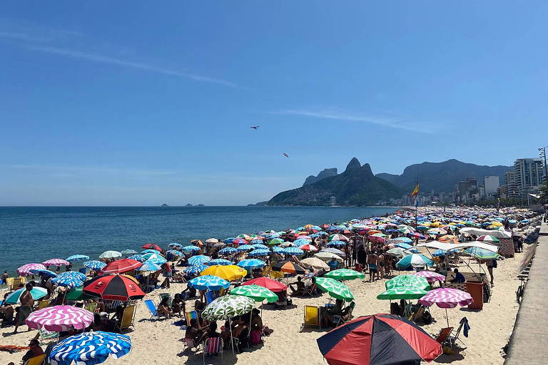 Foto da praia de Ipanema.