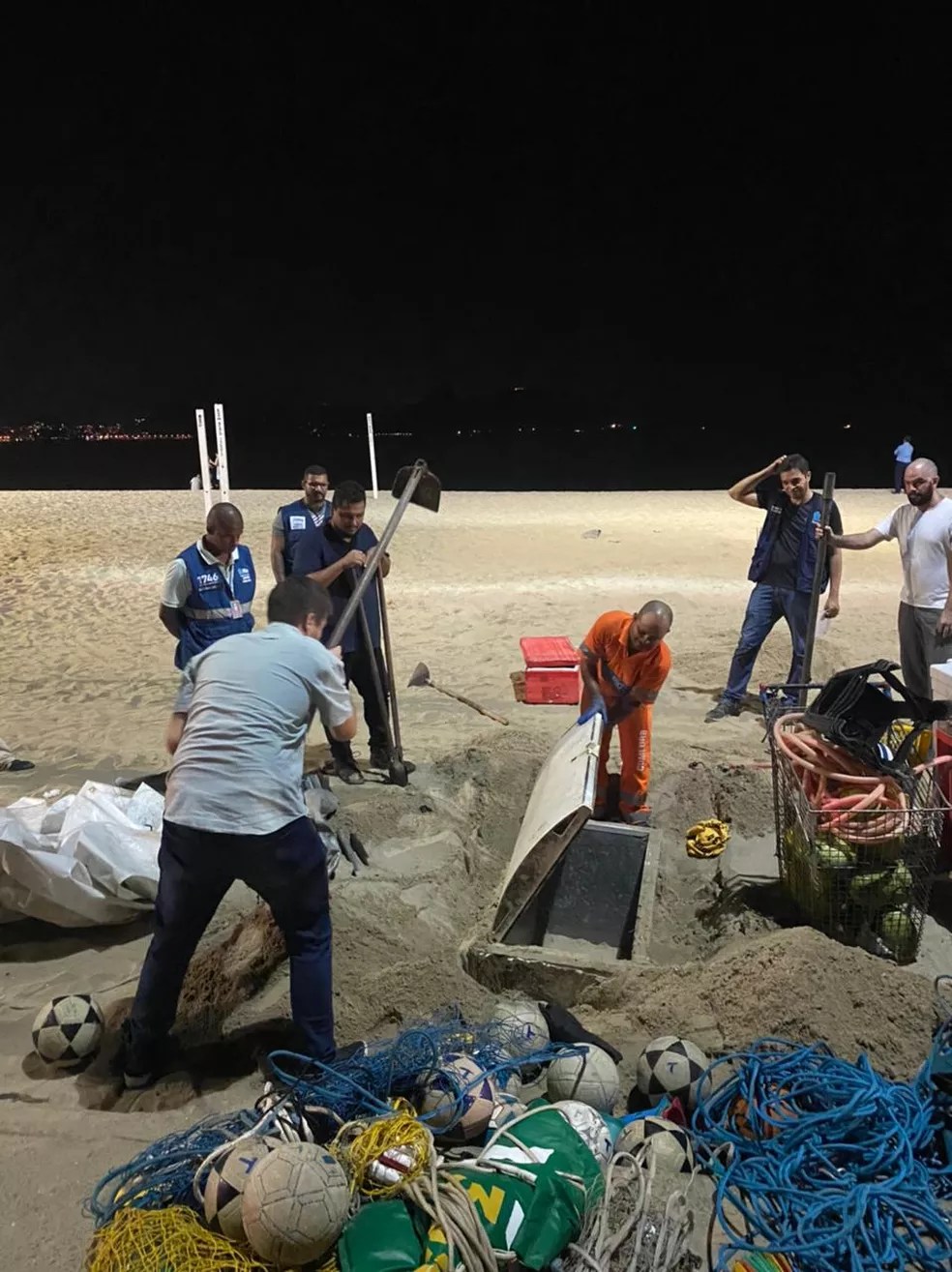 Agentes da prefeitura encontram ‘academia’ enterrada na praia do Flamengo