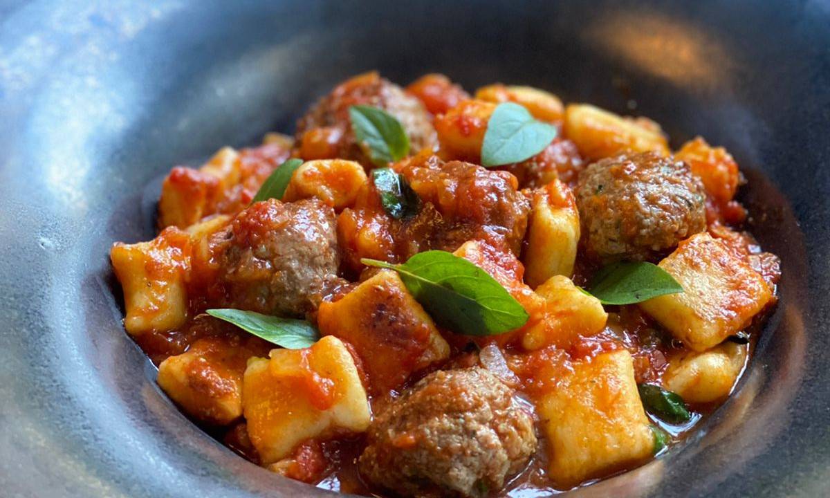 Claude italiano: nhoque com almôndegas, tomate e limão siciliano
