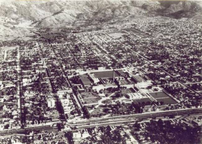 Foto aérea de 1982, feita por Donald Hudson, sobre a região central de Bangu