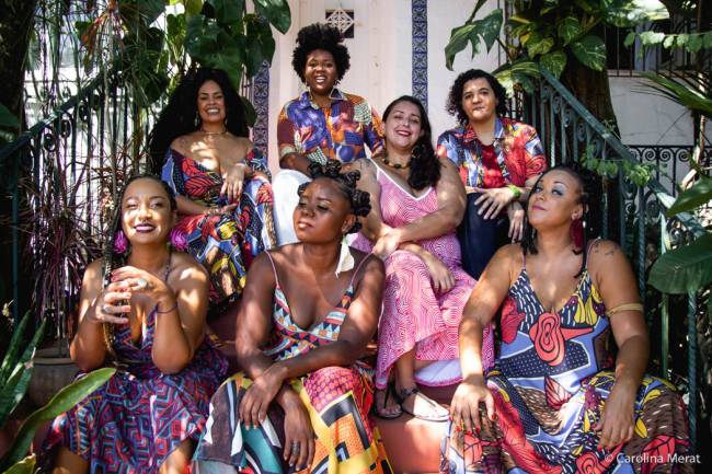 Samba de Moça Prosa O Moça Prosa, formado só por mulheres, é um dos muitos grupos que se se apresentam pelas praças e ruas do Rio.