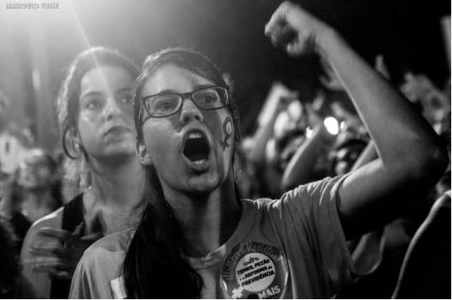 Foto de mulheres protestando por direitos no dia oito de março