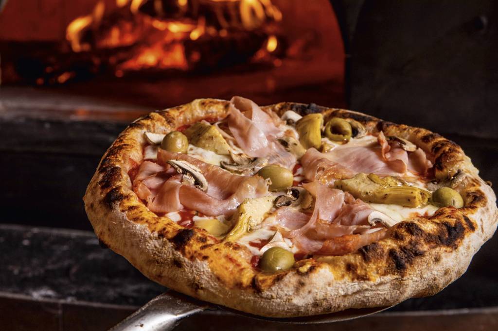 PIZZA-Gero-Panini_Pizza-Quattro-Stagioni_Mozzarella-de-búfala,-passata-de-tomate,-champignon-paris,-presunto-Royale,-alcachofra-e-azeitona-verde_credito-Tomas-Rangel-(1).jpg Gero Panini