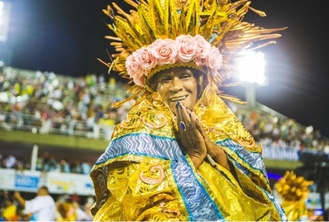 Mulher fantasiada no desfile da Marquês de Sapucaí.