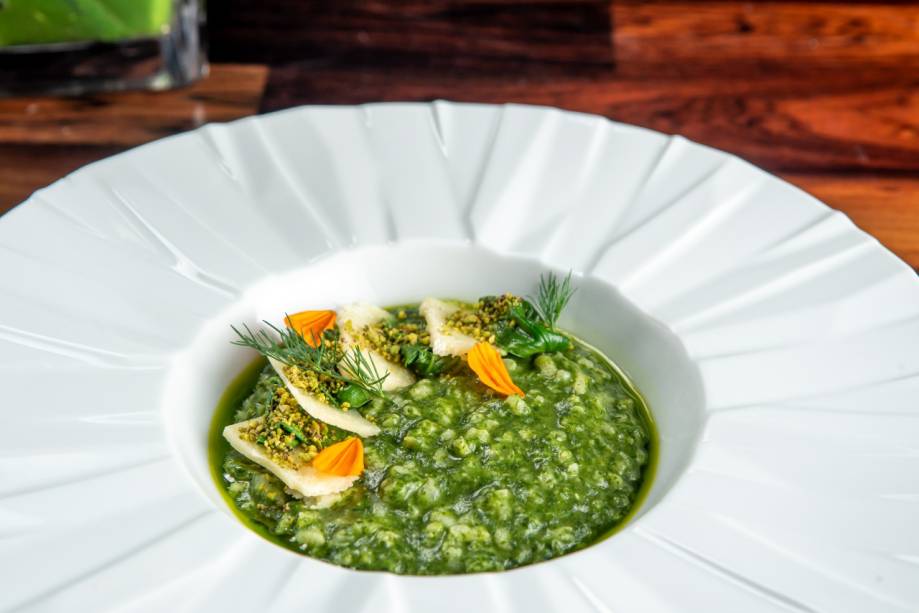 O risotto de espinafre e pistache do Emile é uma das opções sem carne oferecidas no menu degustação da casa O risotto de espinafre e pistache do Emile é uma das opções sem carne oferecidas no menu degustação da casa