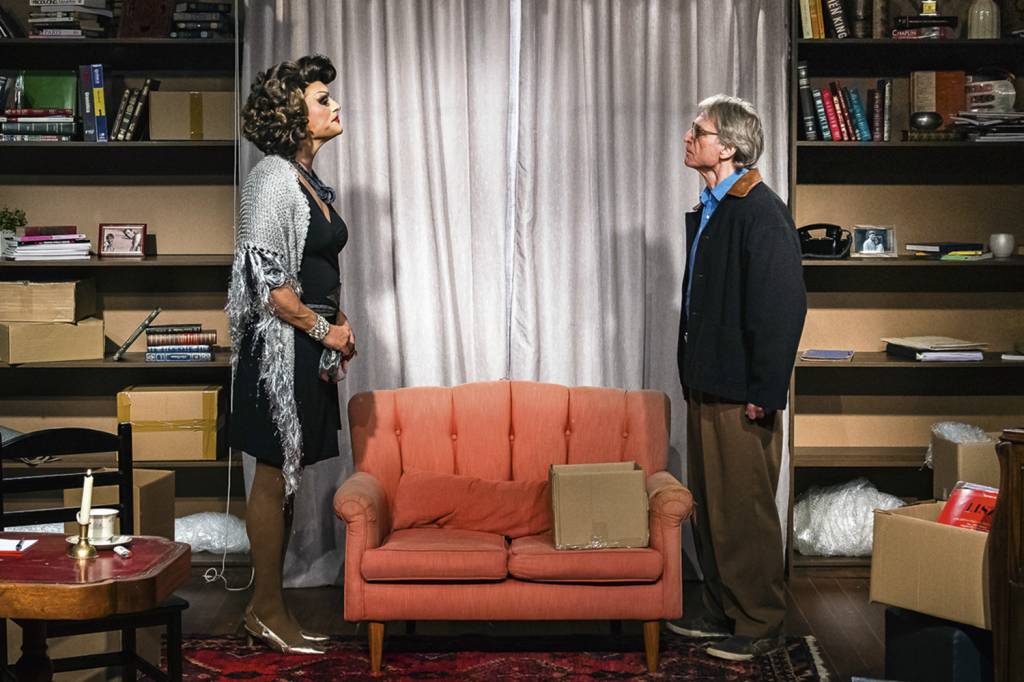 Herson Capri vive homem confrontado pelo filho drag no Teatro das Artes