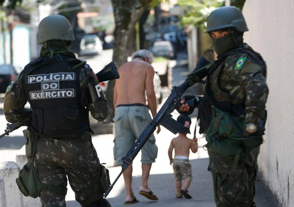 Rio de Janeiro - Operação feita pelas polícias Civil e Militar, com o apoio das Forças Armadas, da Força Nacional de Segurança e da Polícia Federal, no Morro dos Macacos, em Vila Isabel, zona norte do Rio.