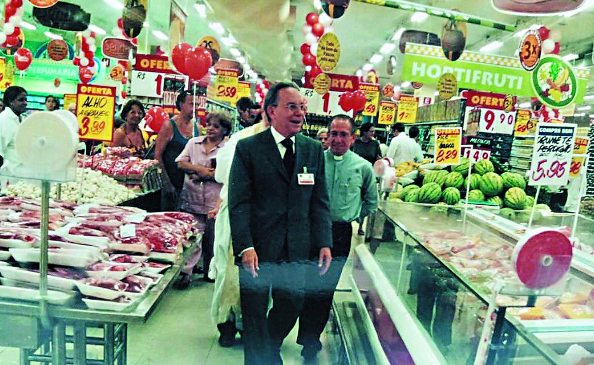 Arthur Sendas visita loja da rede Sendas