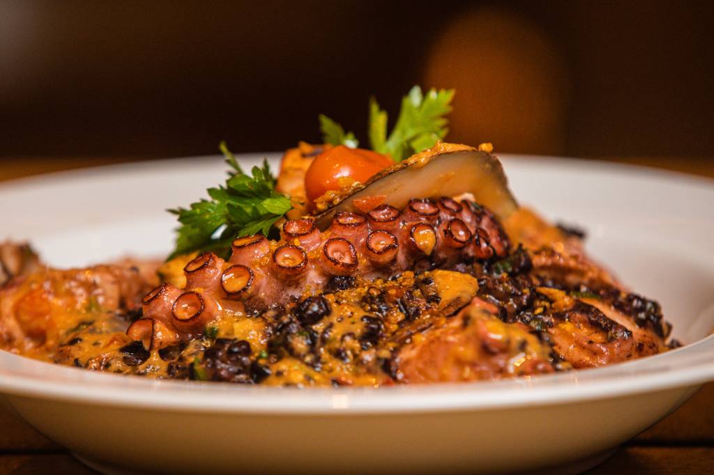 Casa Milà_Moquequinha Negra_Foto Diego Padilha 02 Moqueca negra: a sugestão da Casa Milà traz arroz negro com cubos de peixe, camarão e lascas de coco