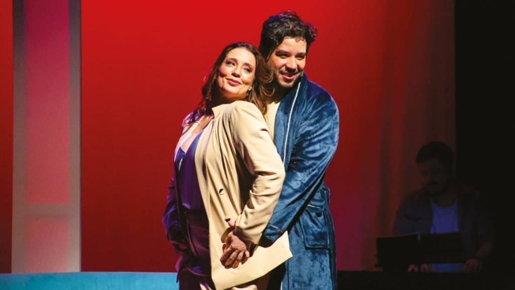 Espetáculo Detalhes de Nós Dois tem romance embalado por Roberto Carlos