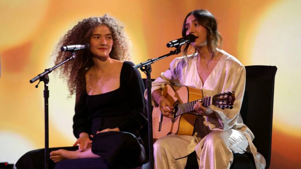 Anavitória embala os namorados em show com repertório romântico