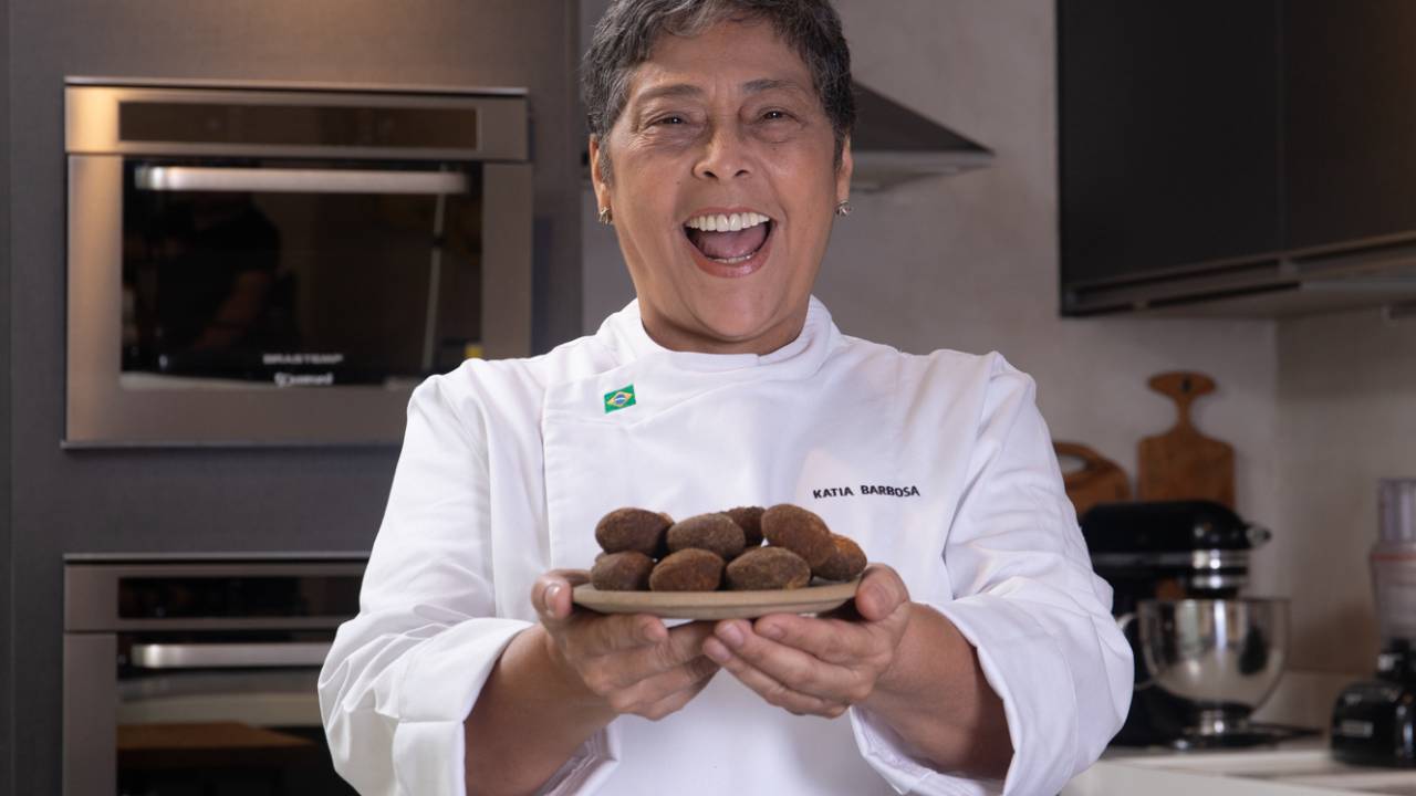Bolinho de feijoada: Kátia Barbosa diz que o quitute congelado e preparado em escala industrial segue a receita original