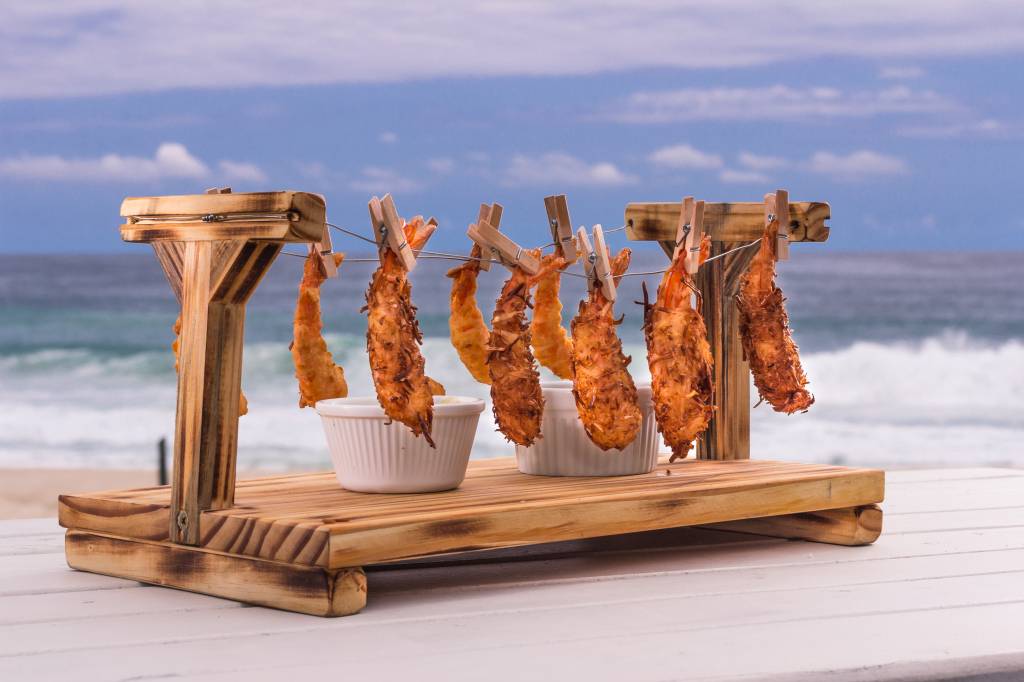 Depois do presunto cru no varal, é a vez de pendurarem o camarão