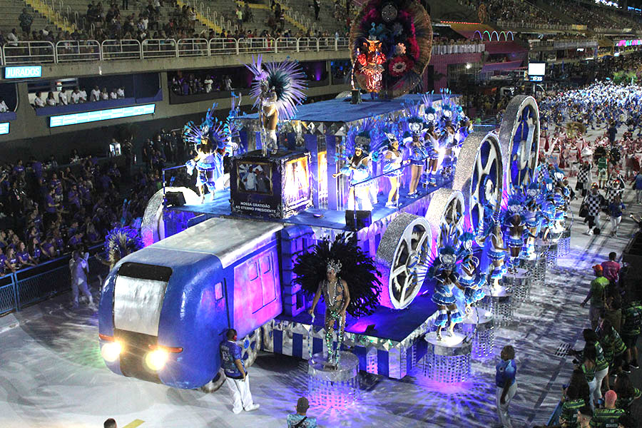 Morre a menina acidentada em carro alegórico na Sapucaí