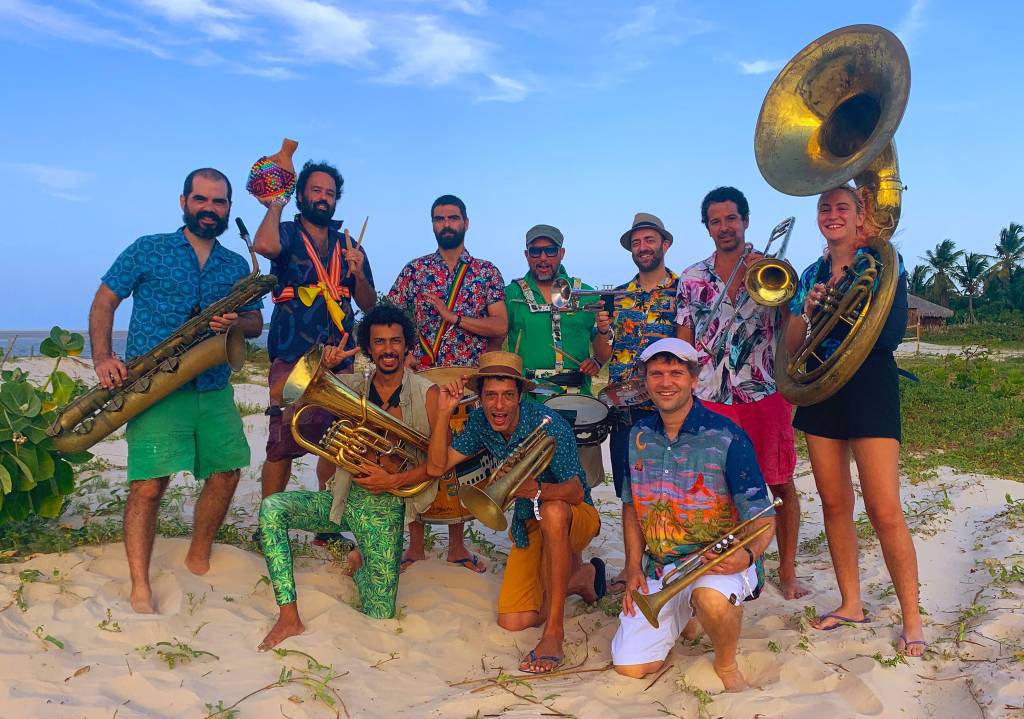 Orquestra Voadora faz Carnaval fora de época no Parque Garota de Ipanema