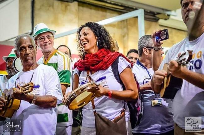 Foto do Trem do Choro com musicos tocando na plataforma da Central do Brasil