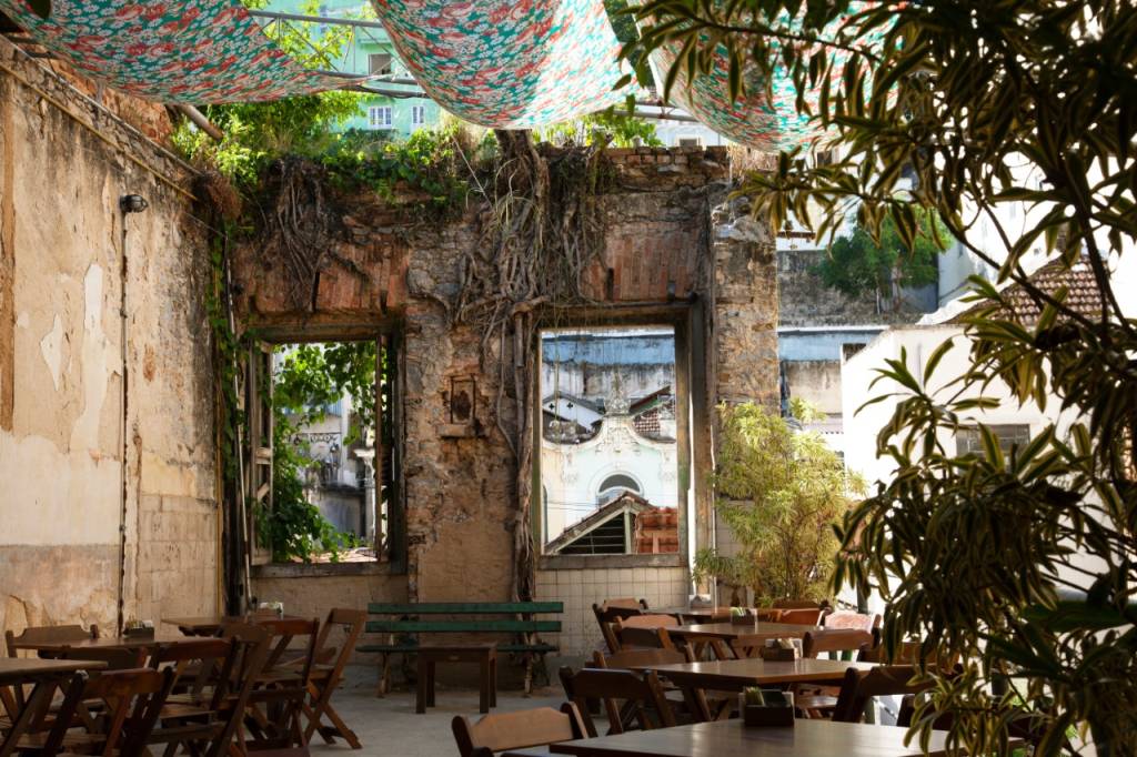 Birosca O bar aproveita o cenário de paredes demolidas de um estúdio e galeria de artes de família de fotógrafos