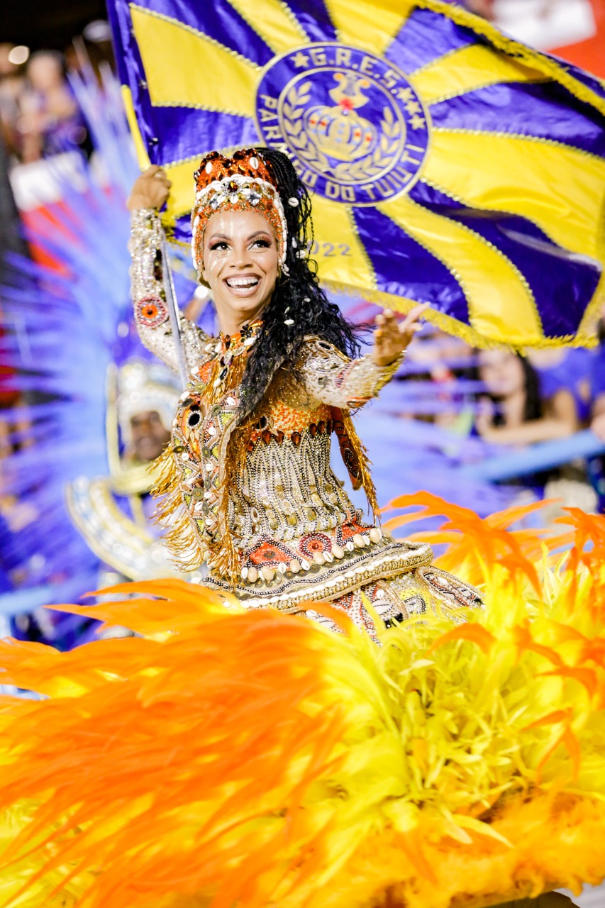 Um pedido de casamento movimenta o segundo dia de desfiles na Sapucaí