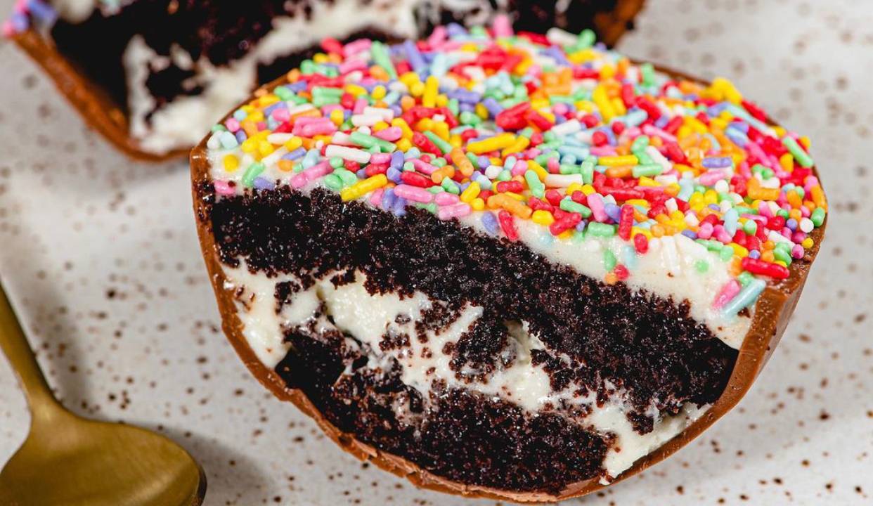 Bolo de festa: o ovo da Creamy Patisserie é recheado com a massa molhada e buttercream, e coberto por granulado colorido