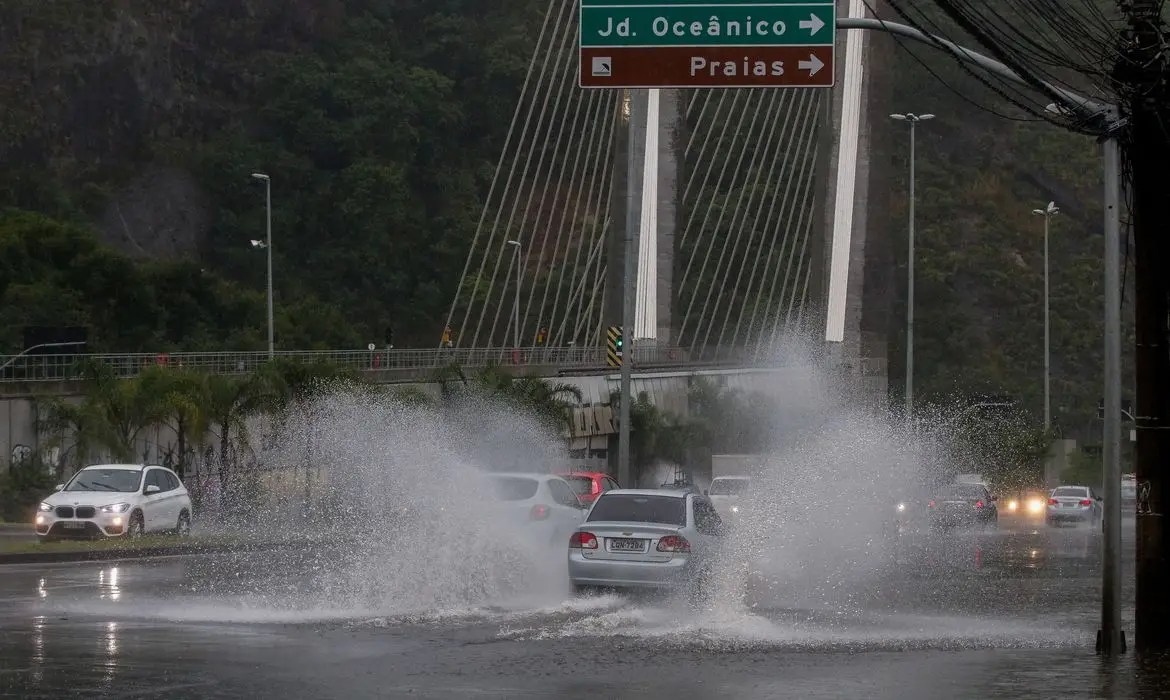 Chuva no Rio: saiba como se proteger em diferentes situações
