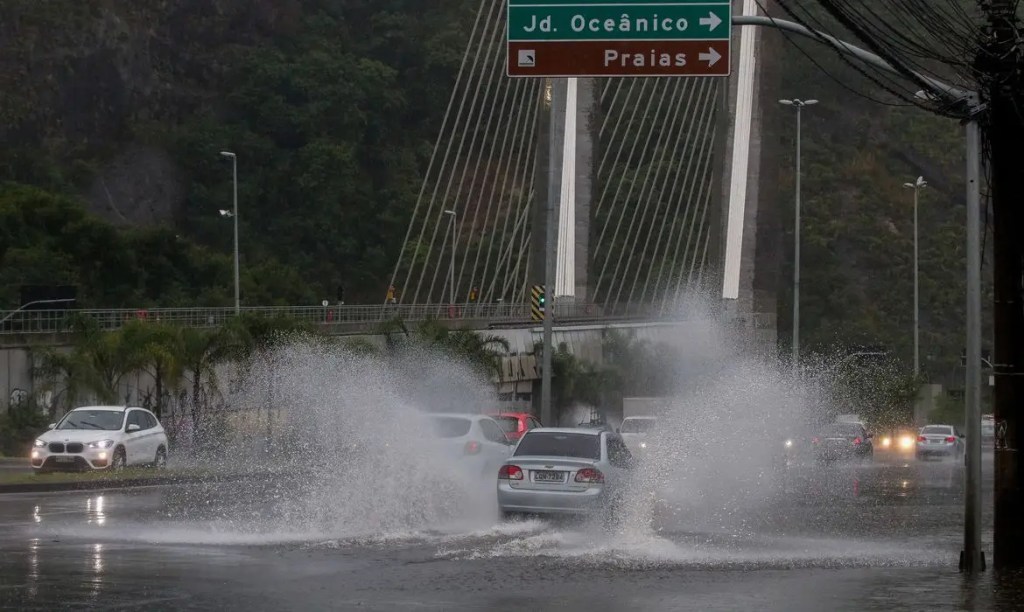 Ficou na rua no meio do temporal? Saiba como se proteger
