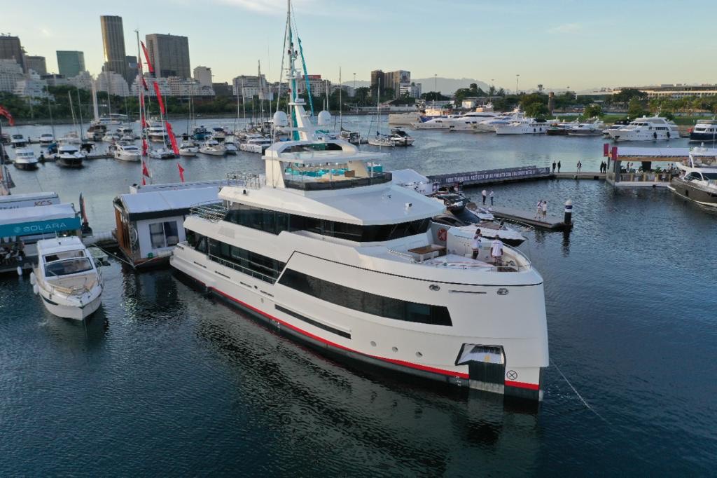 O iate de 55 milhões de reais que está ancorado na Marina da Glória