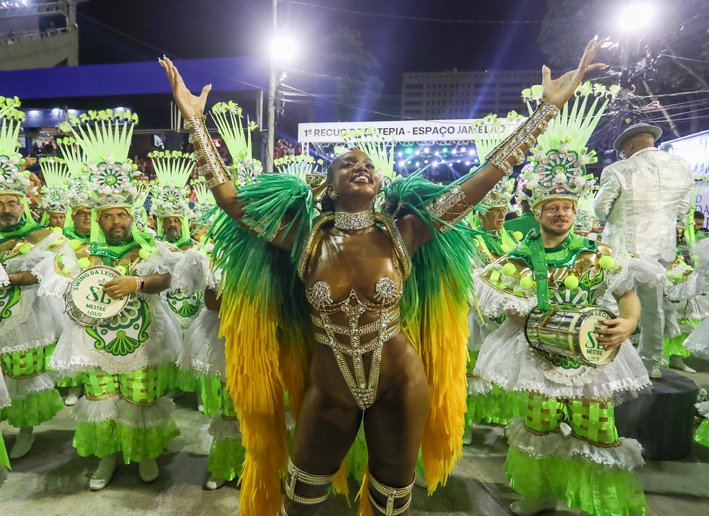 Carnaval 2022: Iza abre os desfiles na Sapucaí com fantasia exuberante