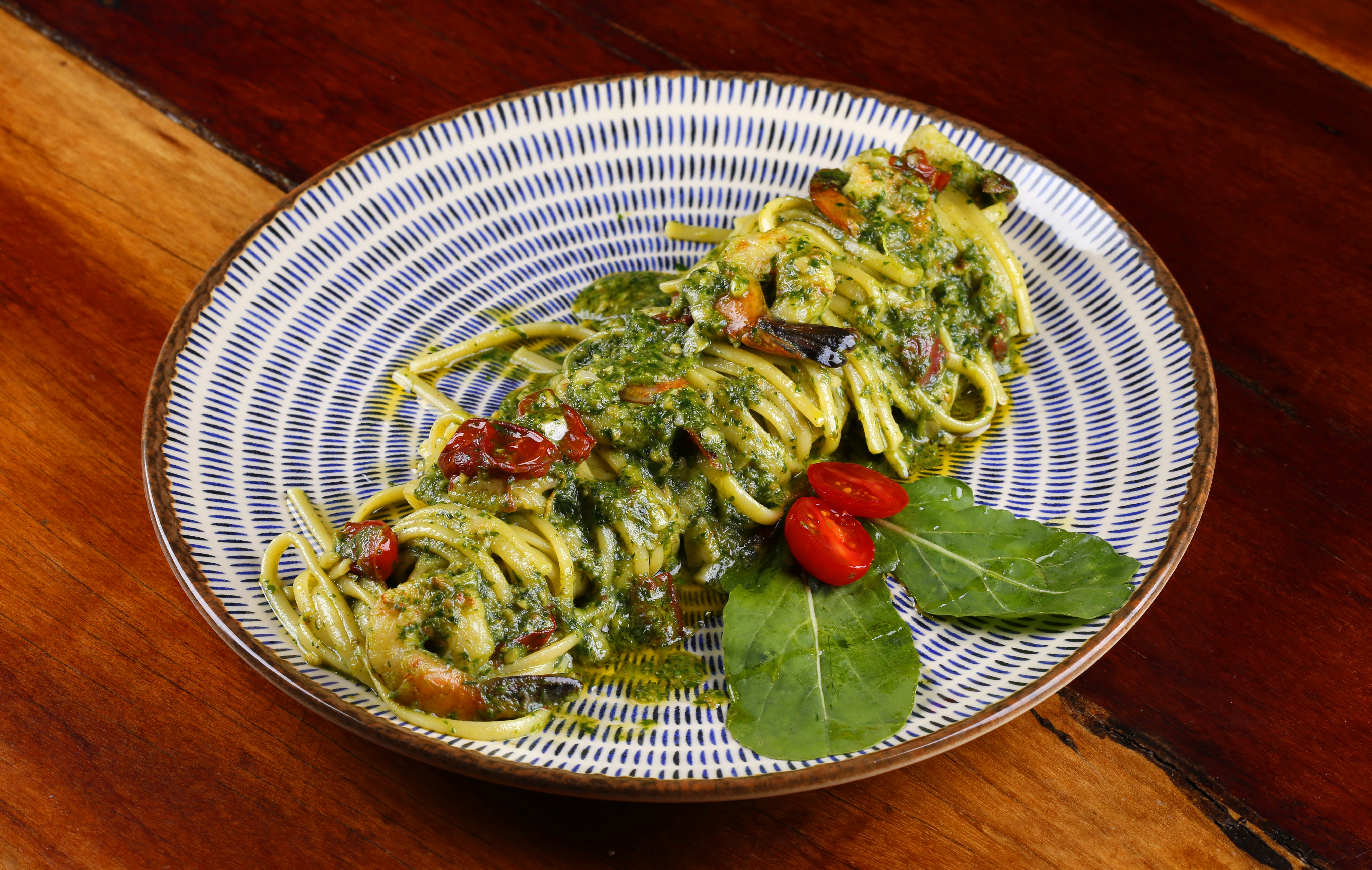 G&aacute;vea Beach Club: o linguini linguine leva pesto de r&uacute;cula, tomate cereja e camar&otilde;es