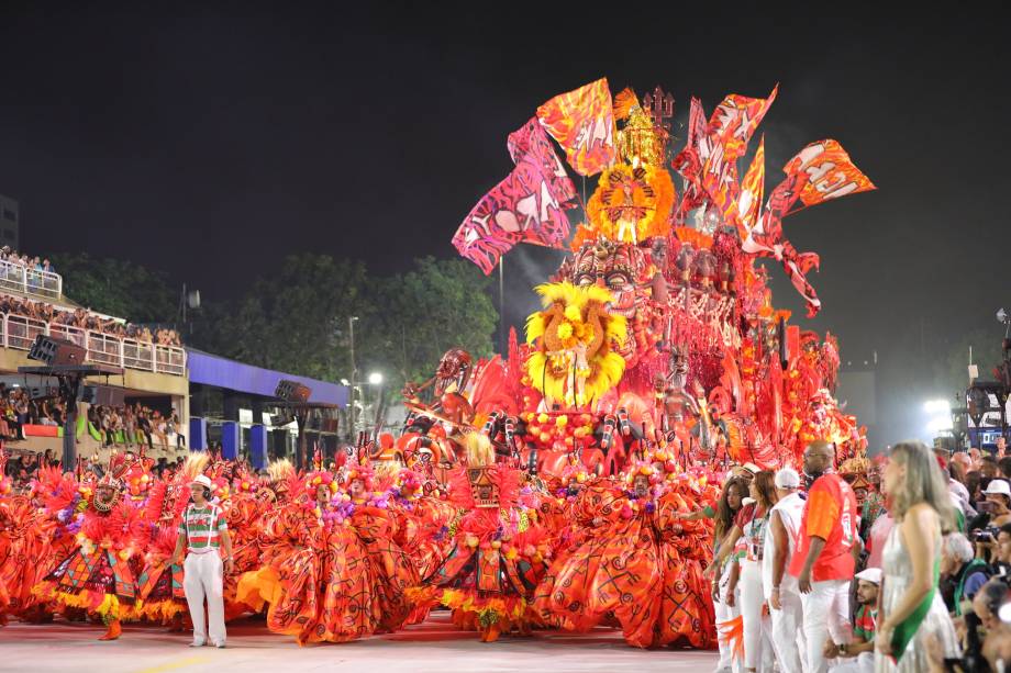 Explosão de cores: uma marca do desfile