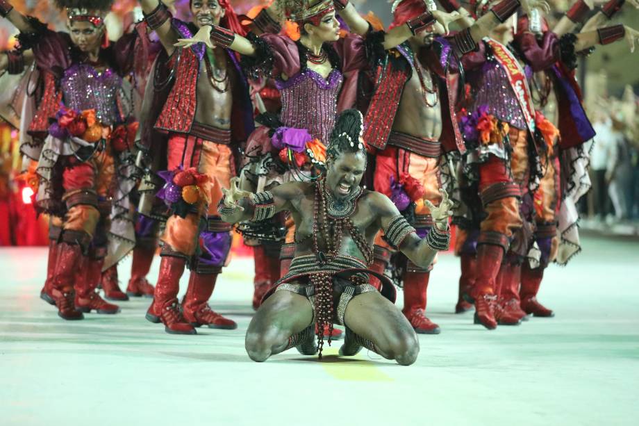 Com a comissão de frente: sucesso de crítica Com a comissão de frente: sucesso de crítica