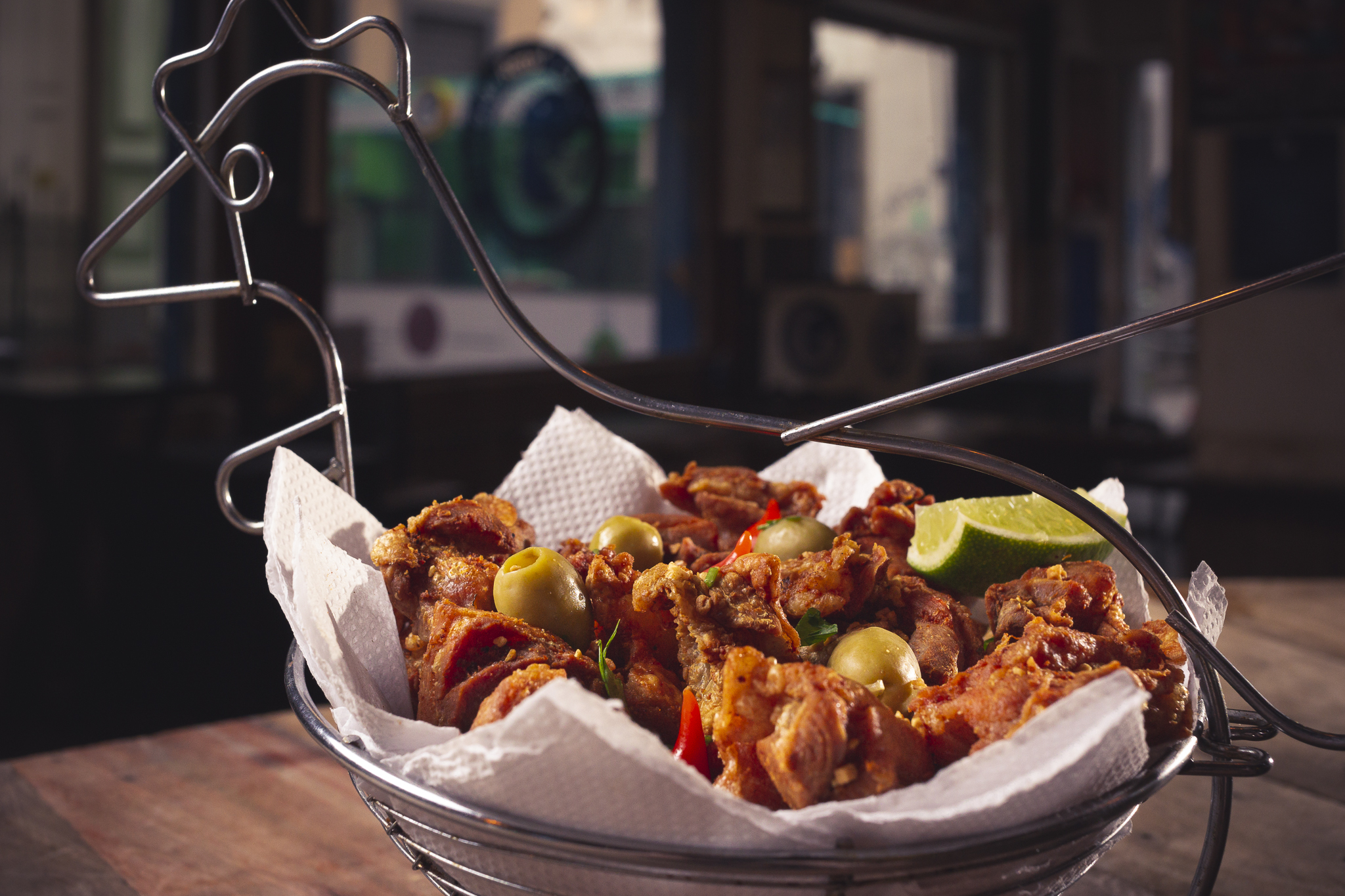 Frango &agrave; passarinho: petisco ganhou nova roupagem para acompanhar o samba no Beco do Rato