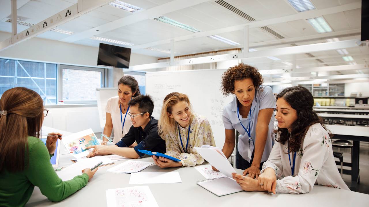 Criação de inovações inovações ocorre através de pesquisa e desenvolvimento (P&D), com equipes e laboratórios dedicados a estudar algo específico