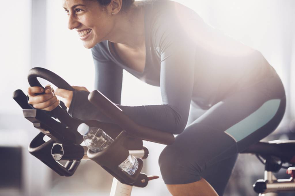 Aulas de spinning on-line são uma alternativa para suar sem sair de casa