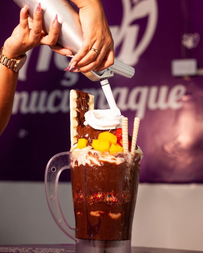 açaí liquidificador Açaí: para não perder nada, ele é servido no liquidificador e cercado de acessórios