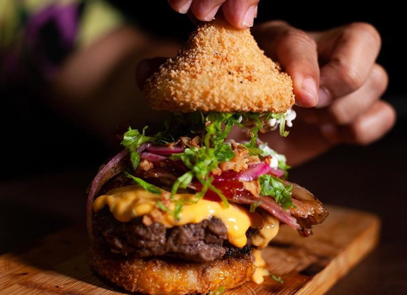 Hambúrguer de coxinha: a invenção que reúne dois clássicos dos podrões resume o espírito do evento