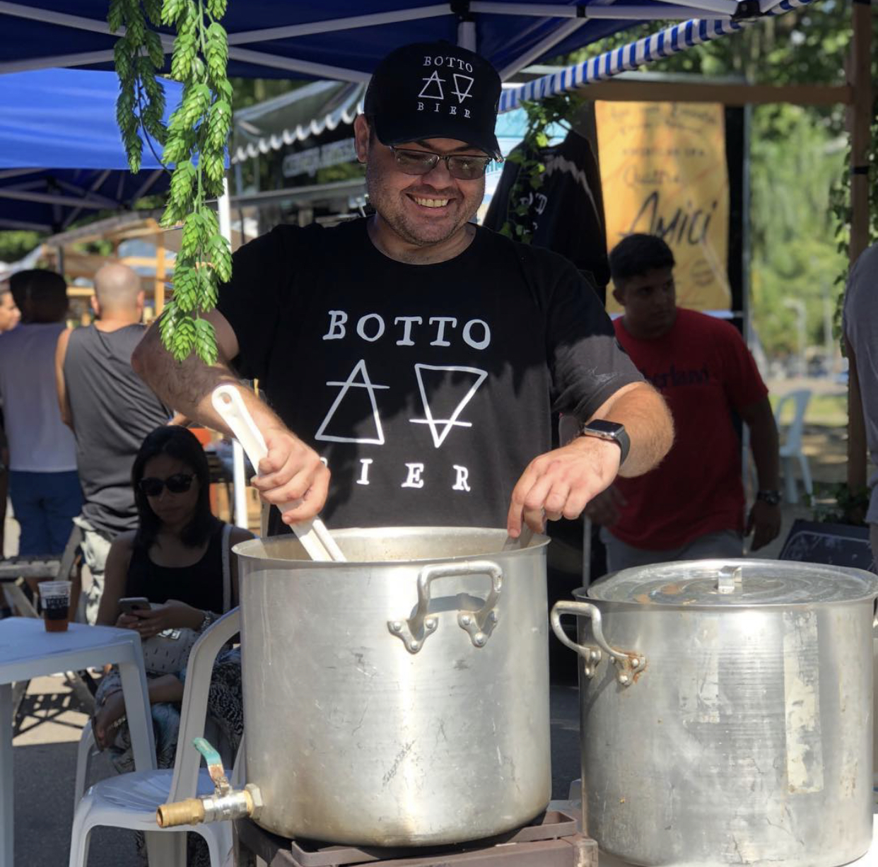 Bottobier: o cervejeiro Leonardo Botto fez a bebida ao vivo na &uacute;ltima edi&ccedil;&atilde;o do evento, em 2018