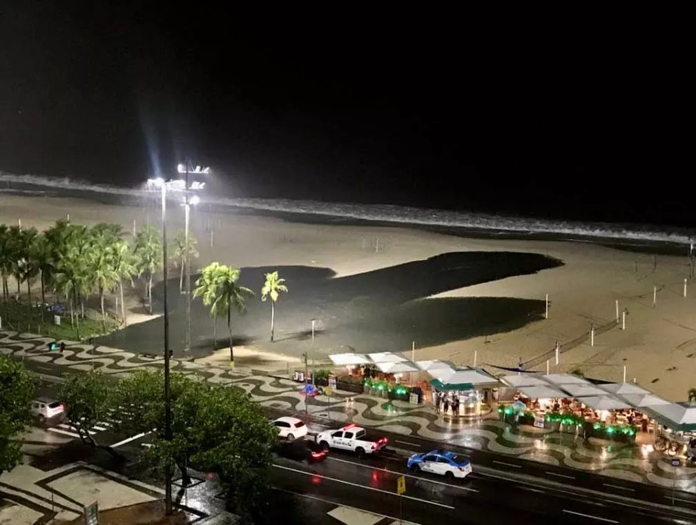 O que era a mancha escura que apareceu na areia da Praia de Copacabana?